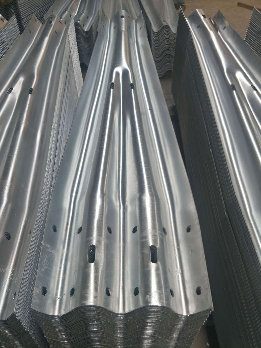Customized Galvanized Corrugated Beam Highway Guardrail Crash Barrier