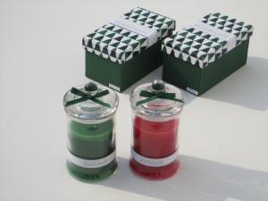 China Red &amp; Green scented glass candle with printed label,ribbon decor and packed into gift box factory