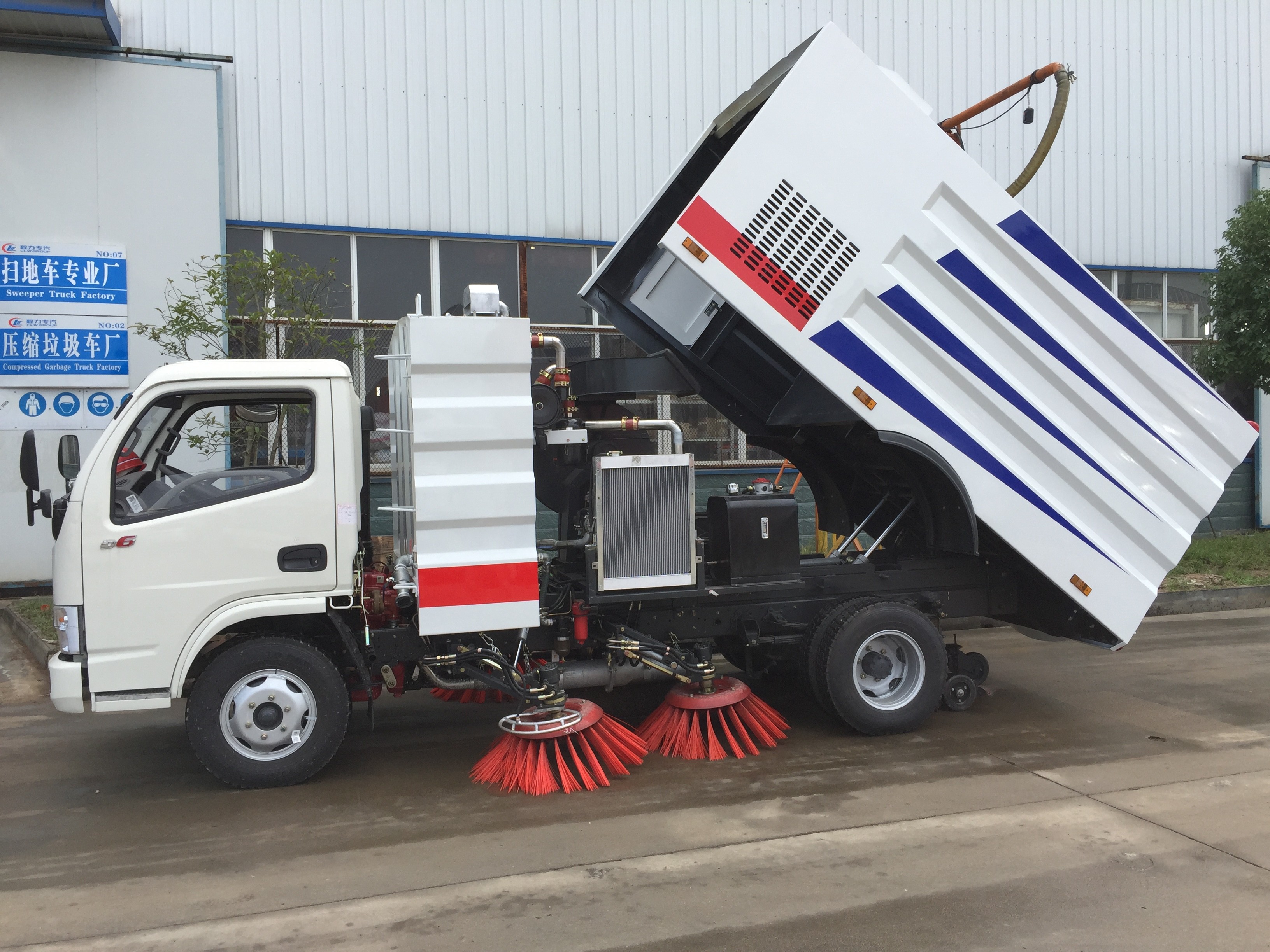 Dongfeng 4X2 6m3 6cbm runway sweeper truck road sweeper truck with brushes foton sweeping truck