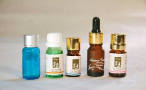 China Miniature Blue Colored Essential Oil Glass Bottles 5ml-10ml with WT Orifice Reducer &amp; Cap factory