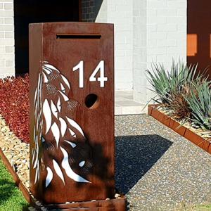 China OEM ODM Rusted Steel Garden Sculpture Outdoor Friendly Metal Tree Letter Box factory