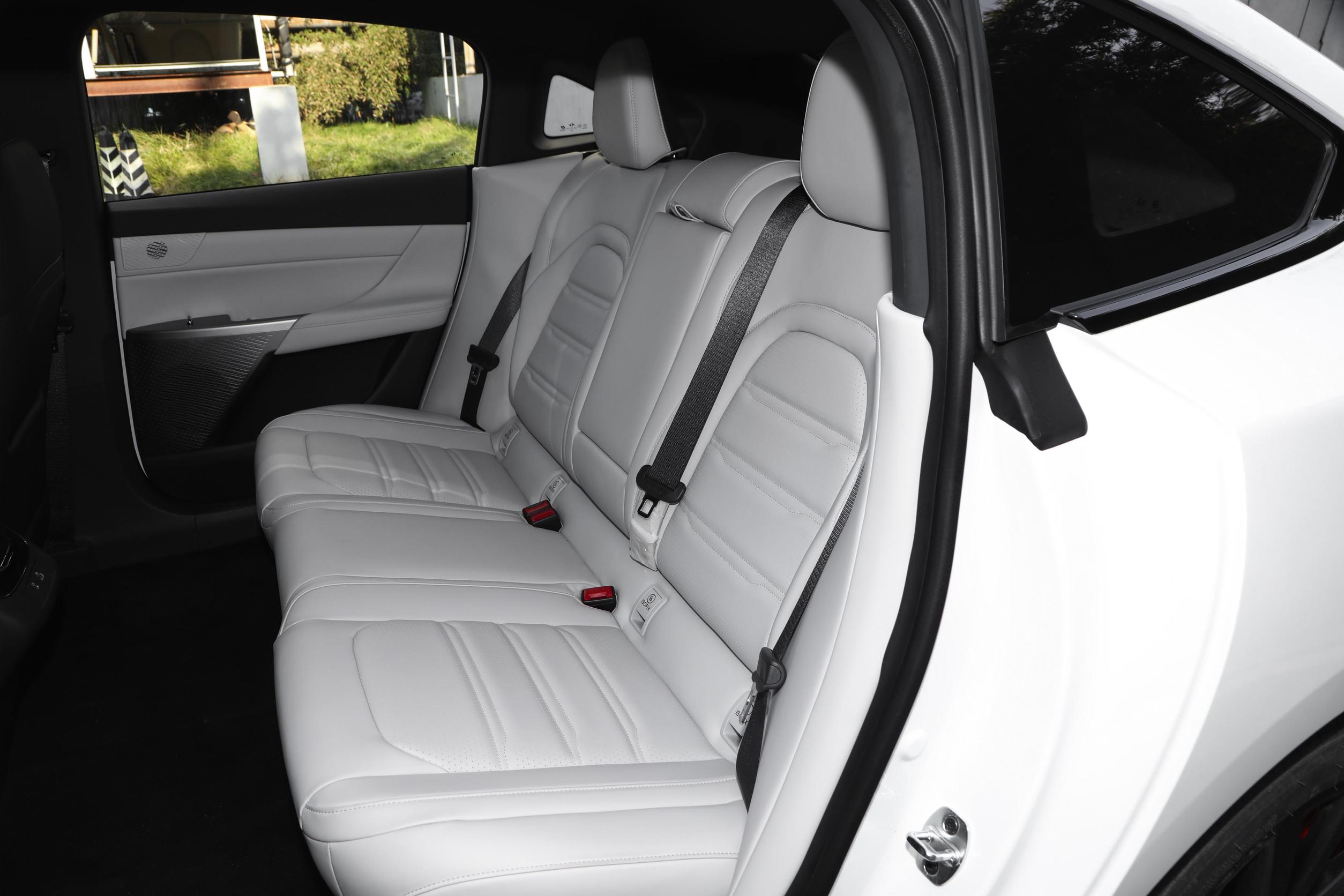 High Speed Pure Electric Sedan Dongfeng Yipai 007 5-door 5-seat Body Structure and 2915mm Wheelbase