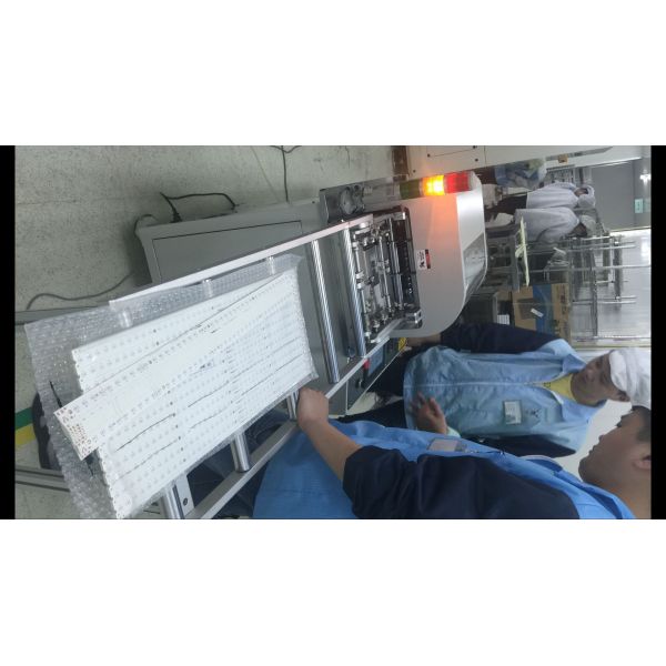 Automatic V-Cut Aluminum Plate PCB LED Cutting Machine 2600 * 580mm * 980mm