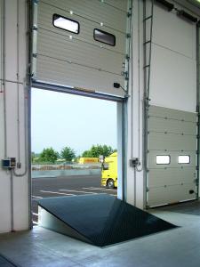 China Yard Ramp Lip Dock Leveler 6T 10T Capacity Hydraulic Loading Dock Ramps IP54 For Truck factory