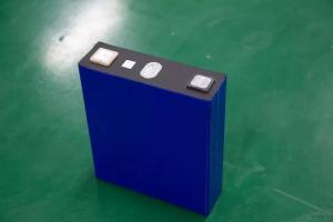 China Deep Cycles 105ah 3.2v LiFePO4 Battery Cell Prismatic Lithium Ion Battery factory