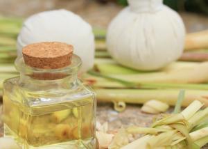 China Anti Depression Steam Distilled Lemongrass Essential Oil factory