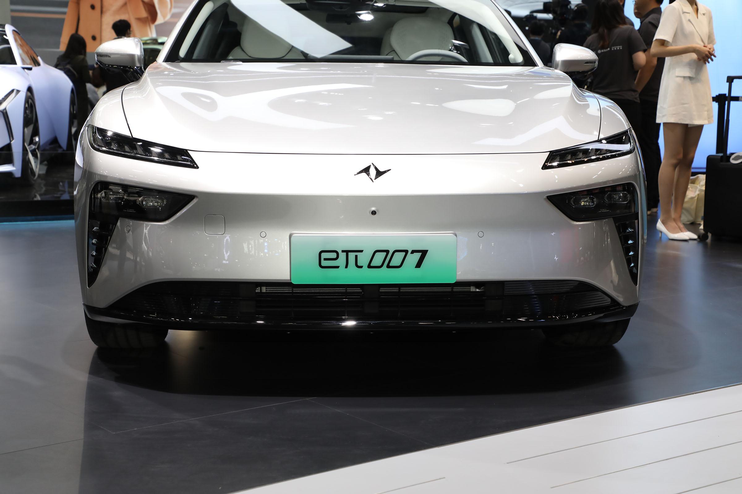 400KW Endurance Fashionable Dongfeng Yipai 007 Energy Hatchback Sports Car with 2915mm Wheelbase and Max Speed of 180 Km/h