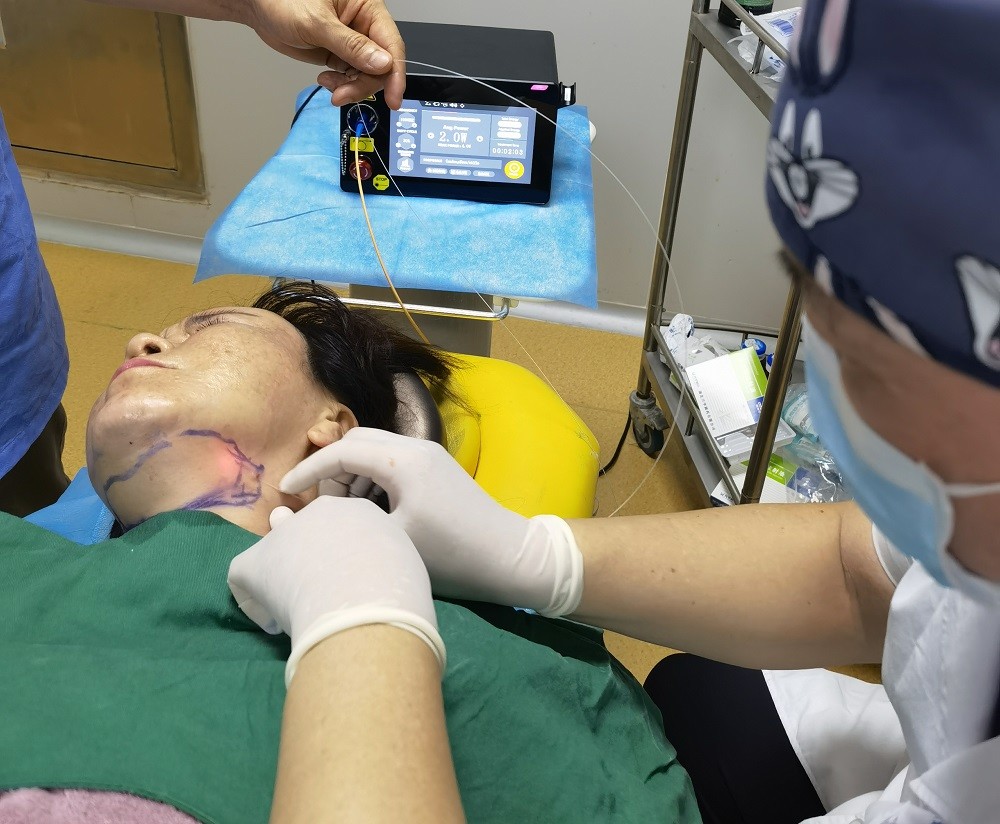 Class IV Medical Diode Laser System Portable Lipolysis Laser 980nm 1470nm