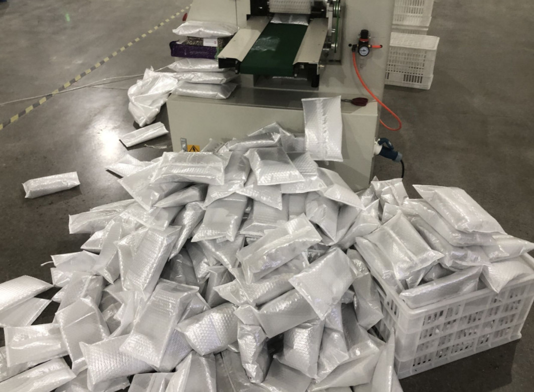 Multifunctional air bubble film paper protective packaging machine horizontal servo control air bubble film bag packing