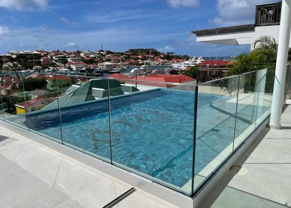 Modern Interior Glass Railing Balcony / Tempered Glass And Aluminum Deck Railing