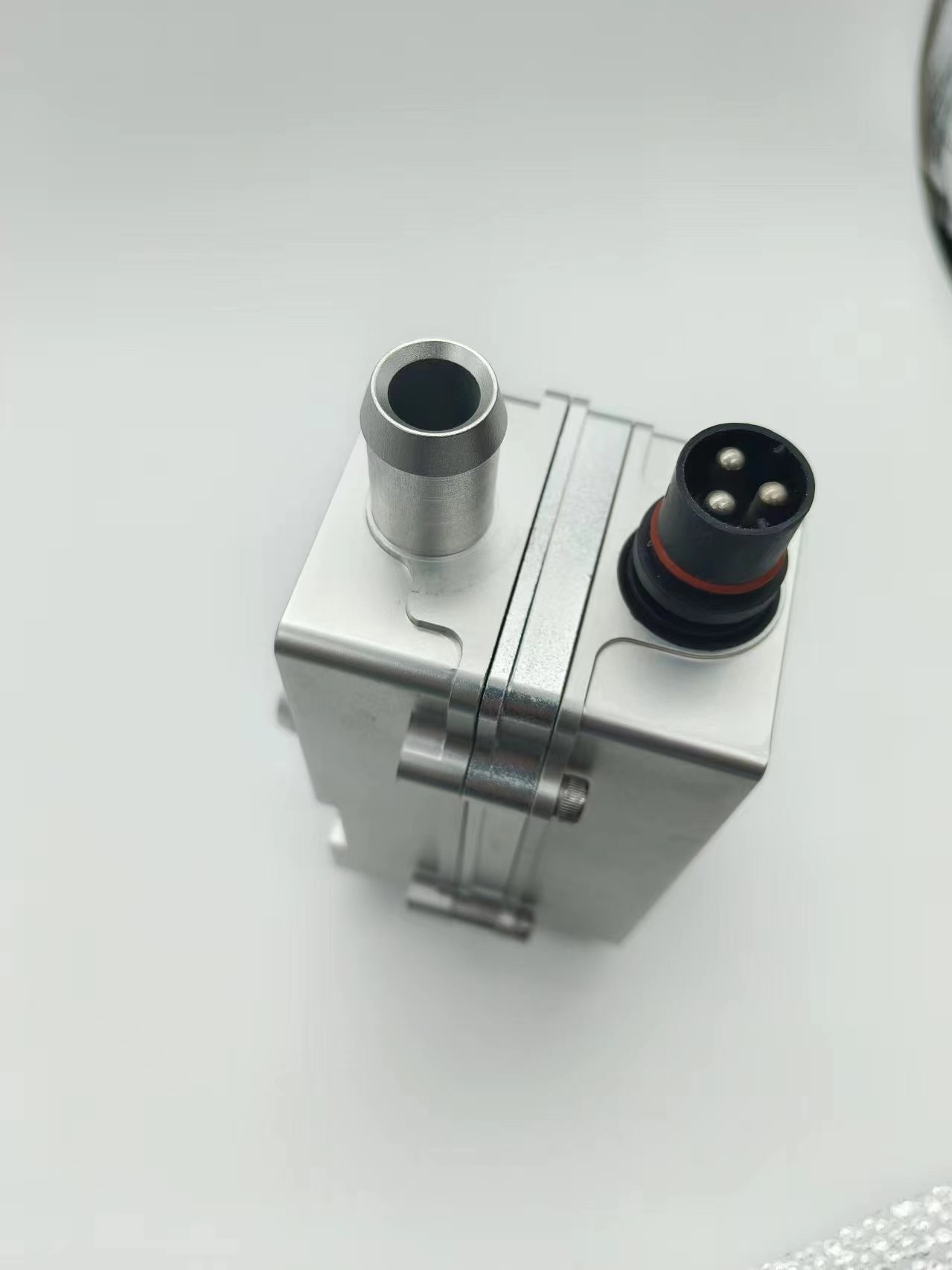 1.5KW Car Coolant Preheater Aluminum Alloy Material 1 Year Warranty