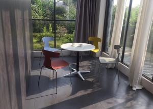 China Vertical Mini Bar Table Set Melamine Impregnated Paper factory