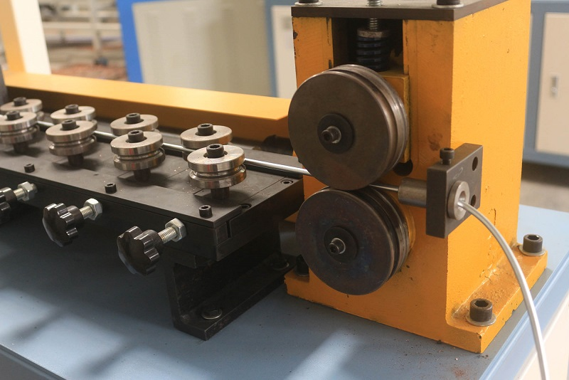 Automatic pipe straightening and cutting machine for copper steel