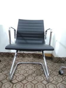 China Bow Frame Executive Leather Office Chair With Chrome Plated Aluminum Alloy Armrest factory