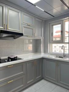 China 15mm Solid Wood Island Modular Black Melamine Kitchen Cabinets Units factory