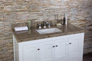China High Hardness Custom Bathroom Vanity Tops Thickness 10mm 15mm 18mm 20mm factory