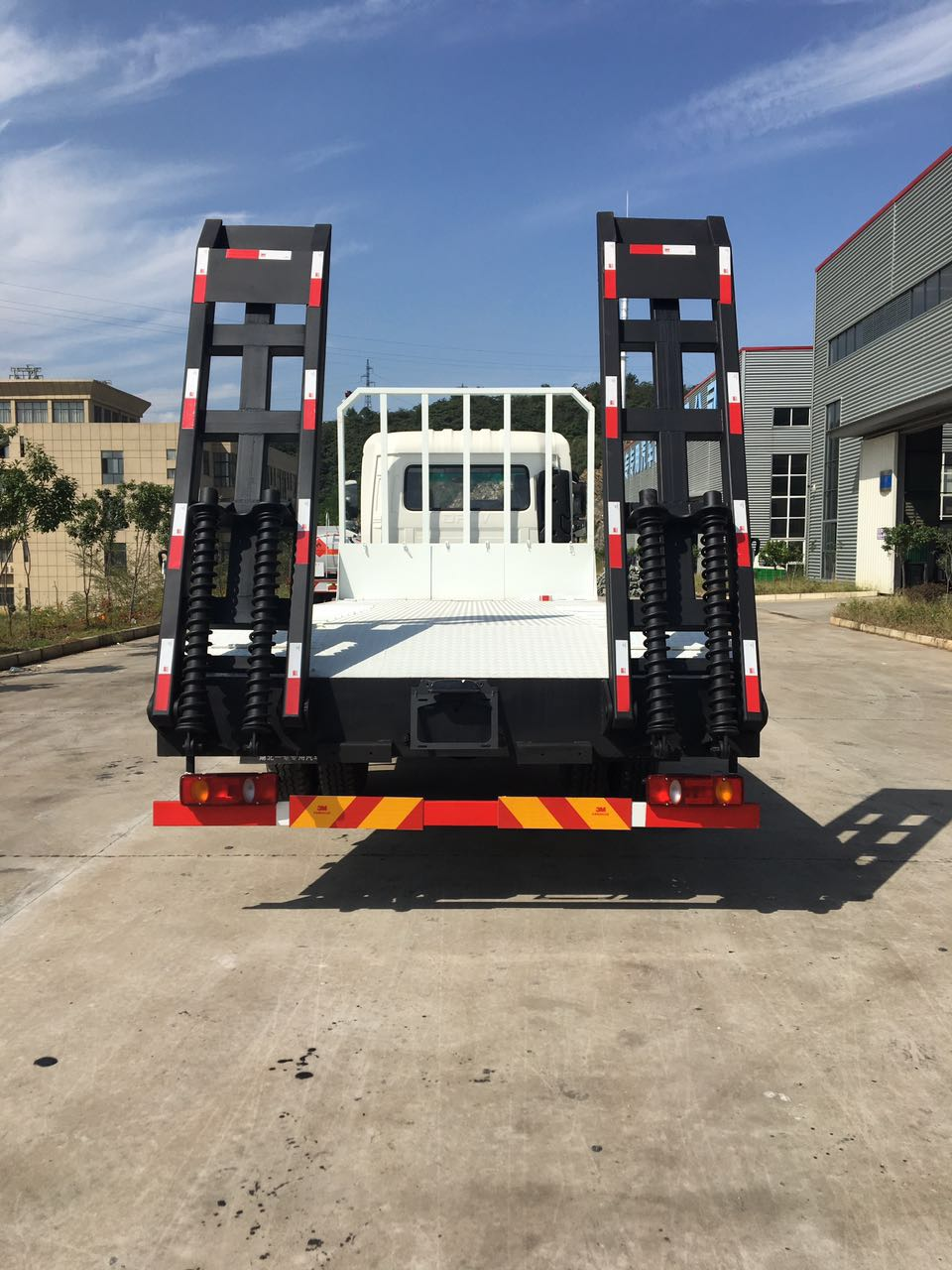 4700mm Wheelbase 6-Tire Dongfeng 4x2 Road Emergency Wrecker Truck Flatbed Lift Trailer