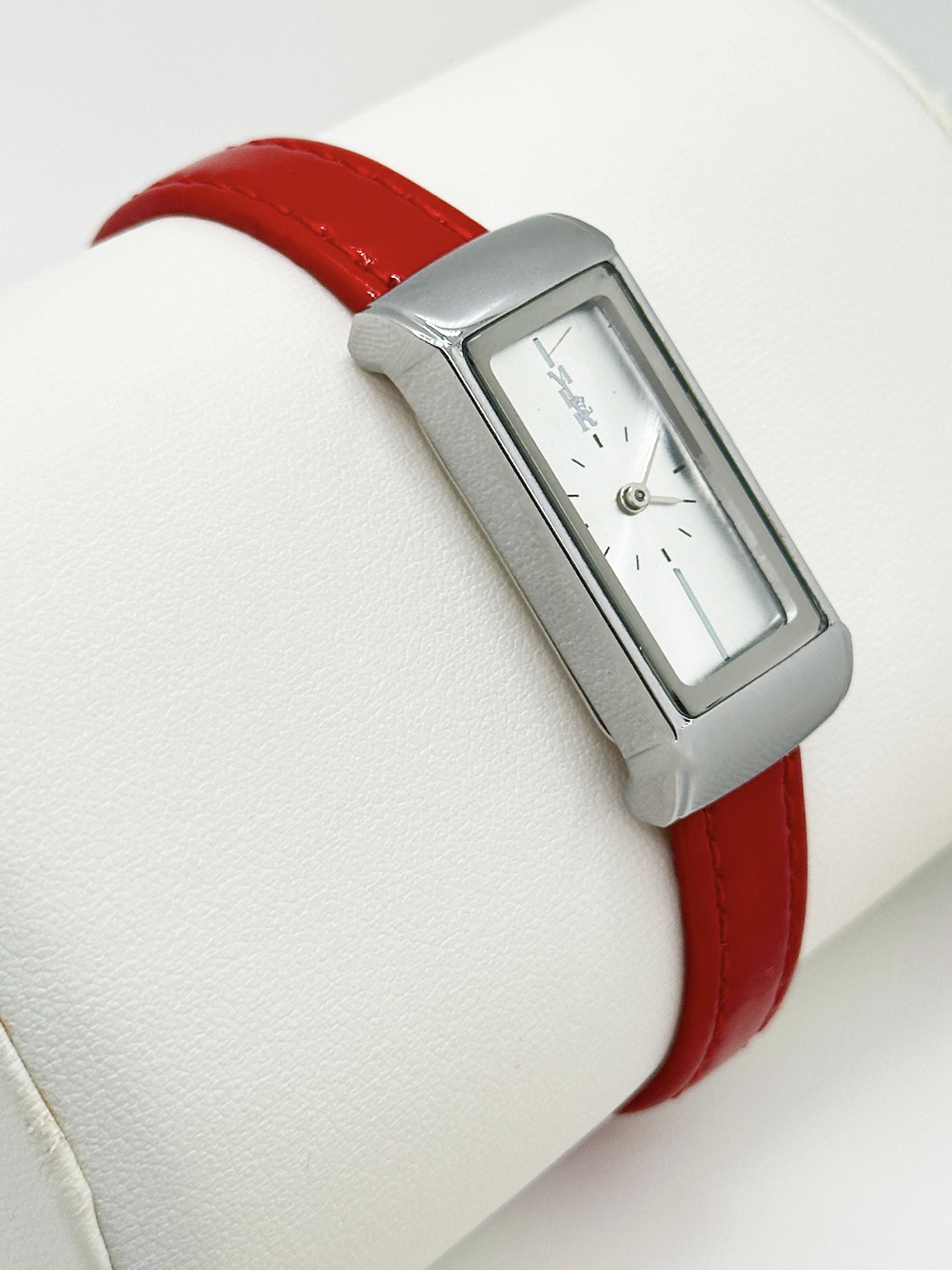 Scratch Resistant Elegant Womens Quartz Watch With Luminous Hands And Buckle Clasp