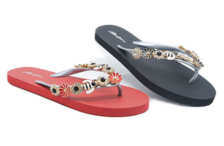 Diamond Decoration Ladies Flip Flop With Metal Luster Textured Strap