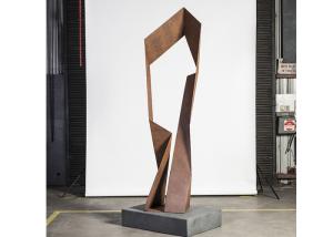 China 200cm Height Corten Steel Crazy Balance Sculpture For Garden Decoration factory