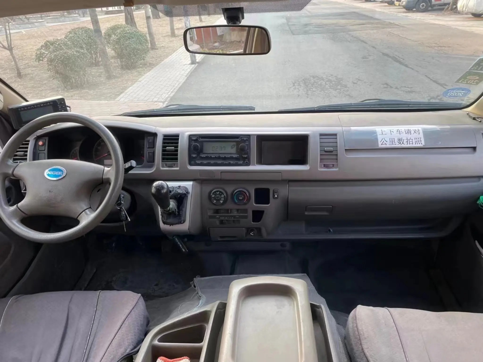 Used Shuttle Vans 15 Seats Higer Minibus KLQ6540 External Swinging Door Champagne Color Front Engine