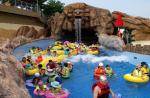 Fiberglass Aqua Park Equipment For Hotel Lazy River , Family On Summer Vacation