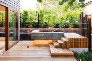 China Air conditioned Buildings 10mm 12mm Swimming Pool Glass Fence Around Pool Safe Fencing factory