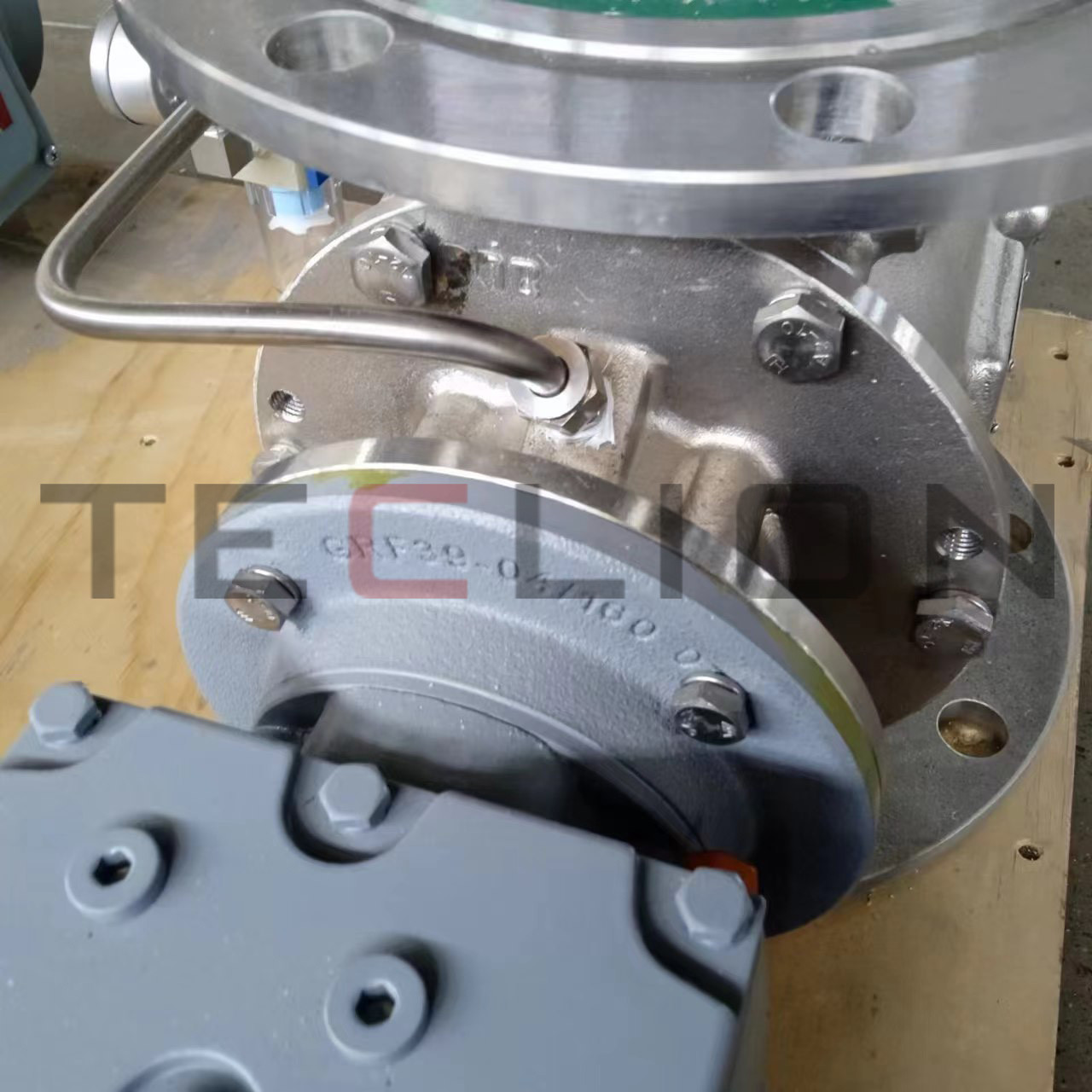 Rotary valve for conveying porous carbon materials