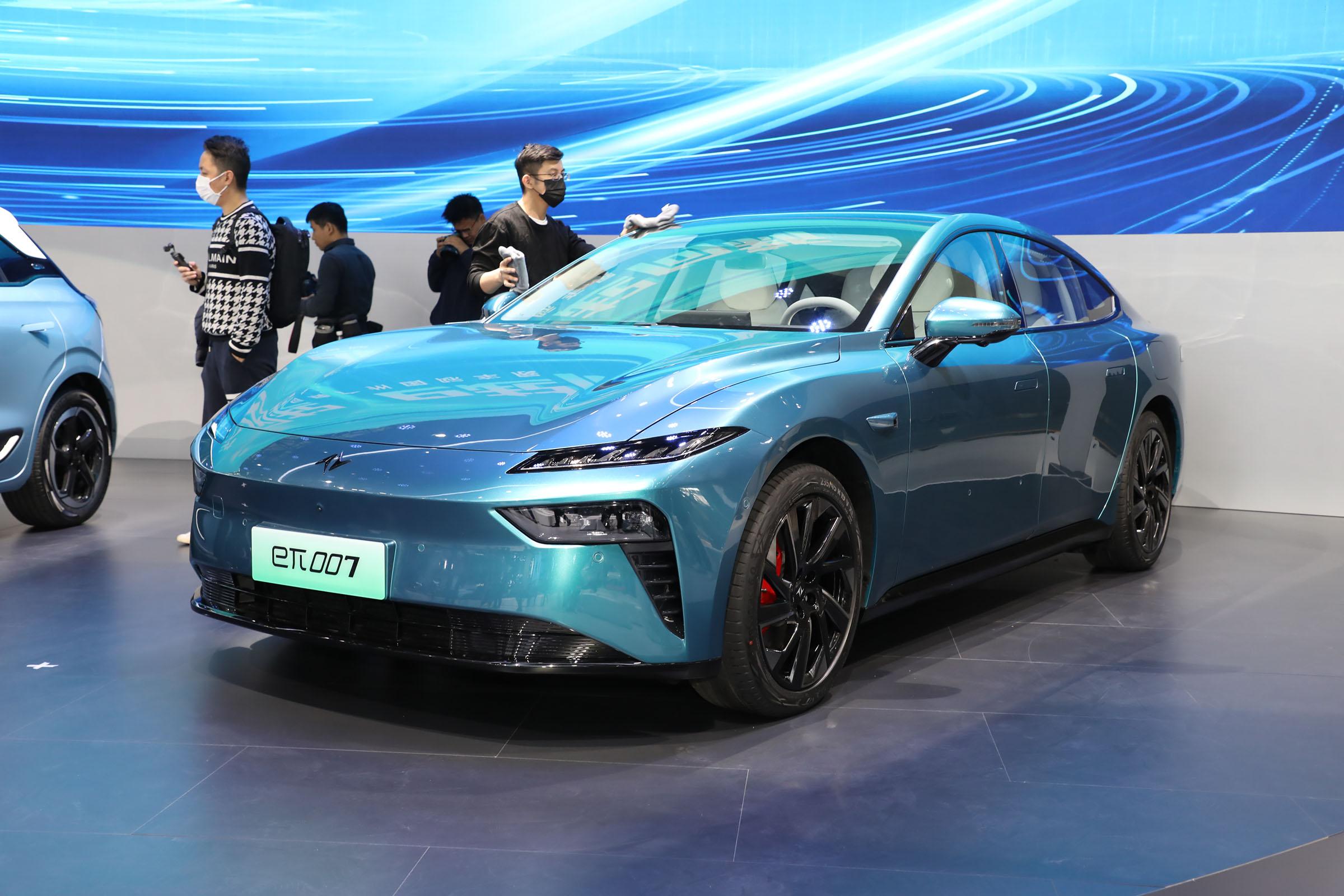 400KW Endurance Fashionable Dongfeng Yipai 007 Energy Hatchback Sports Car with 2915mm Wheelbase and Max Speed of 180 Km/h