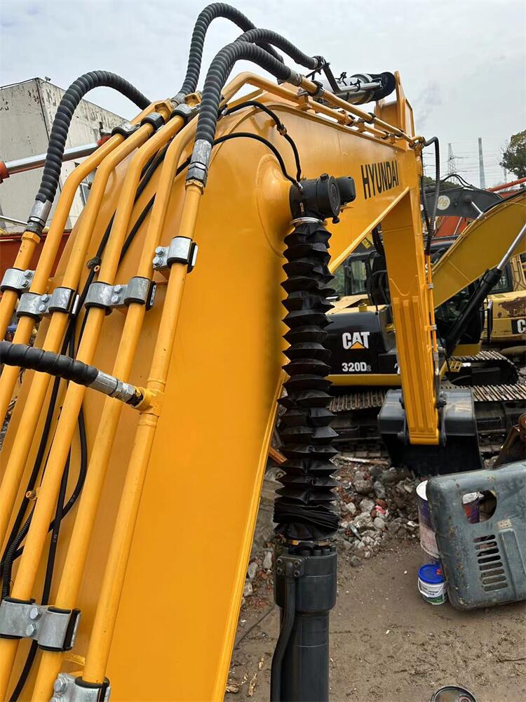 Hyundai 220 Excavator 1.05m3 Bucket Capacity 963 Working Hours Used from South Korea