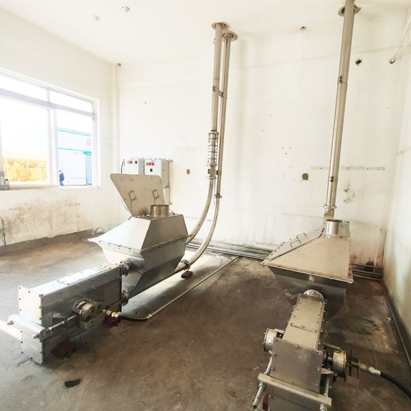 Customized stainless steel tube chain conveyors are suitable for grain, fertilizer, and feed transportation in space-saving applications.