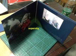 China Laser Cut LCD Invitation Card 4G Memory For Christmas / Advertising Gift factory