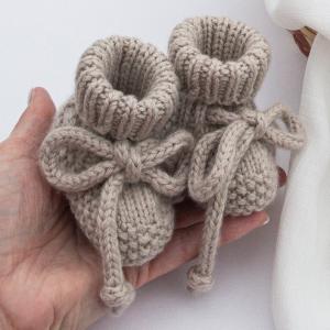 China Y-Z Custom Logo Design Hand Knitted Crochet Home Newborn Girl Shoes Baby Booties for Baby Girls factory