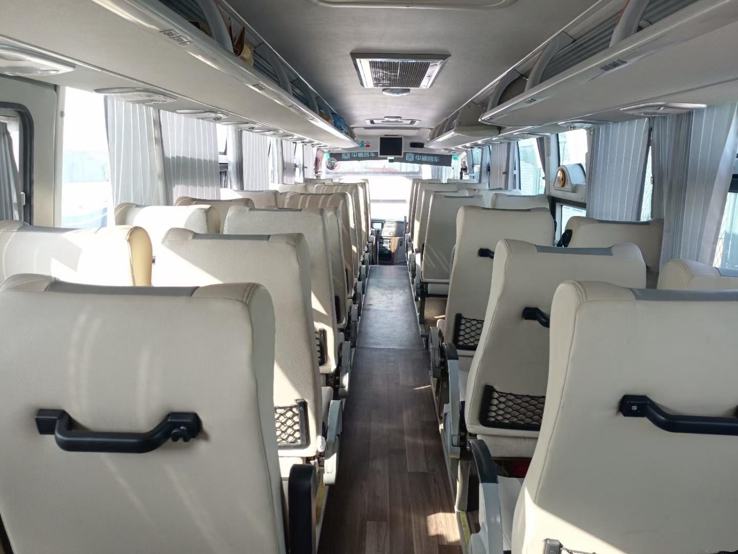 LCK6100 Zhongtong Bus Second Hand Tour Bus with Yuchai Engine and Air Bag Suspension