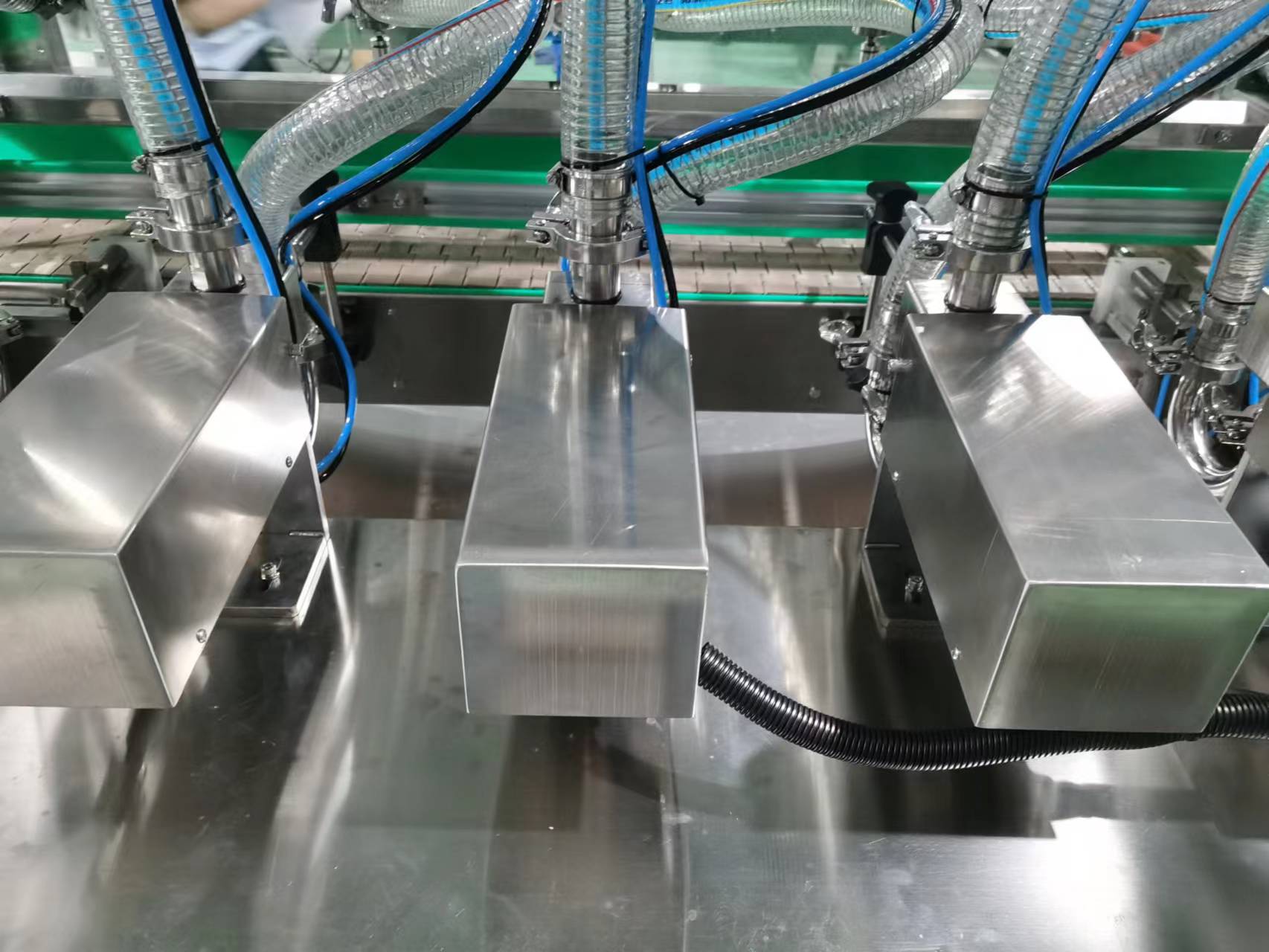 Filling Accuracy ±1% accuracy Gear Pump Shampoo Filling Equipment with 8 Filling Heads
