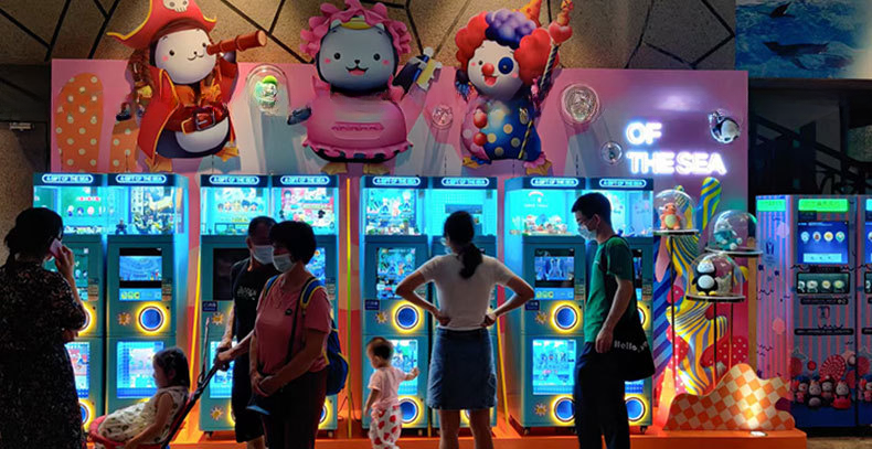 Dreamland Coin Operated Kids Turntable Card Twist Game Machine Capsule Toy Gashapon Gumball Vending Machine