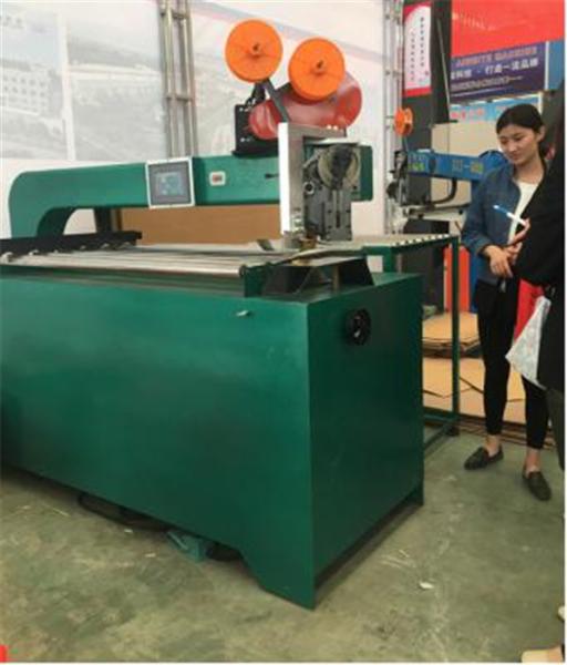 China Horizontal Table Type Carton Box Stitching Machine Smart PLC Control factory