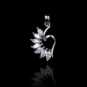 China 925 Sterling Half Heart Shaped Pendant / Korean Style Silver Heart Pendant factory