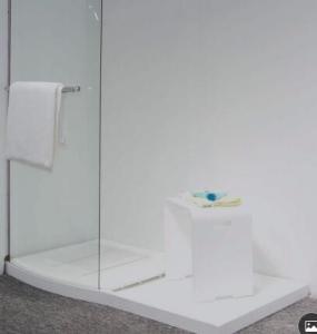 China Solid Surface Stone Resin Shower Tray Durable Scratch Resistant factory